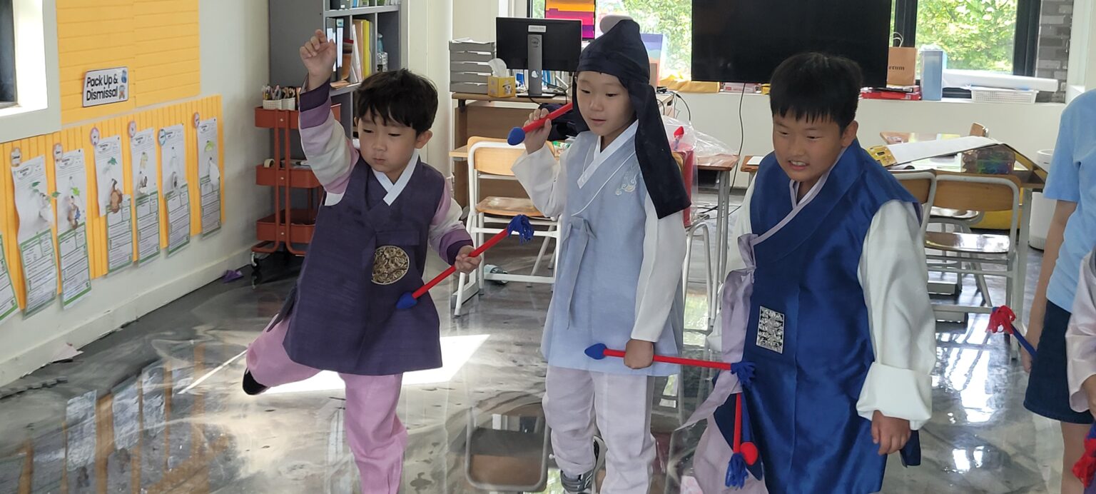 Students in hanbok playing Tuho